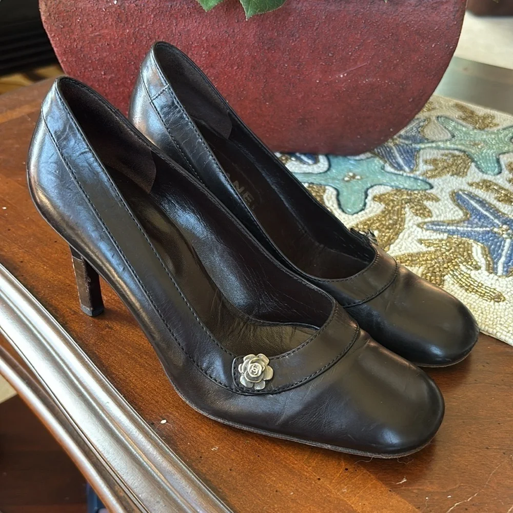 Chanel Black Leather Heels Rounded Toe w/ Floral Metal Logo Accent Made in Italy